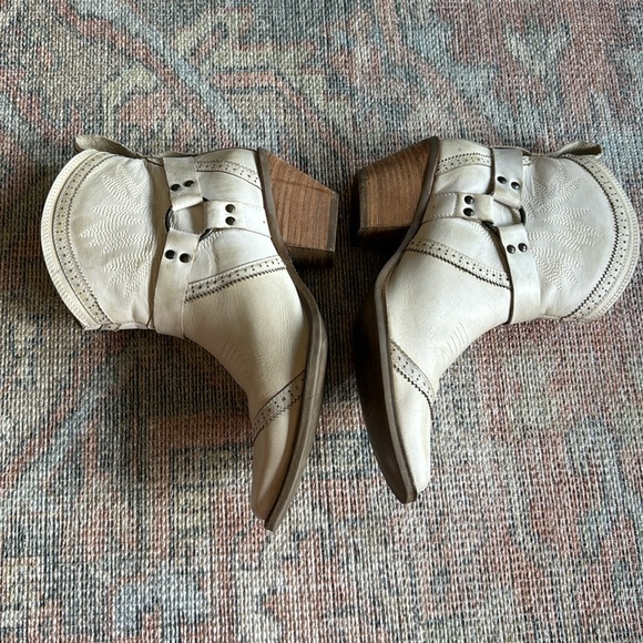 Dingo Gummy Bear White Short Cowboy Boot - Picture 4 of 11